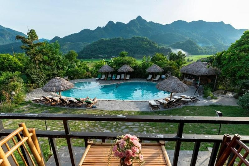 Bể bơi tại Mai Châu Ecolodge không quá rộng lớn nhưng đẹp mắt và vô cùng tiện nghi